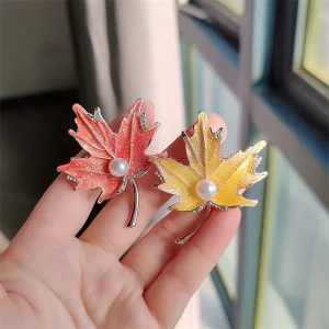 Diamond Inlay Pearl Maple Leaf Brooch Coat Pin