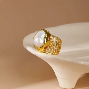 Fashion Design Sense Natural Pearl and Exquisite Base Luster Ring for Party