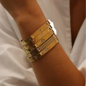 Stainless Steel Waterproof Gold-Plated Stackable Bangle with Zircon Heart and Flower Engraving